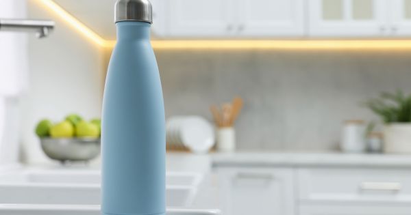 La botella "asesina" que exigen retirar de todas las tiendas del país: es por dejar ciegas a dos personas