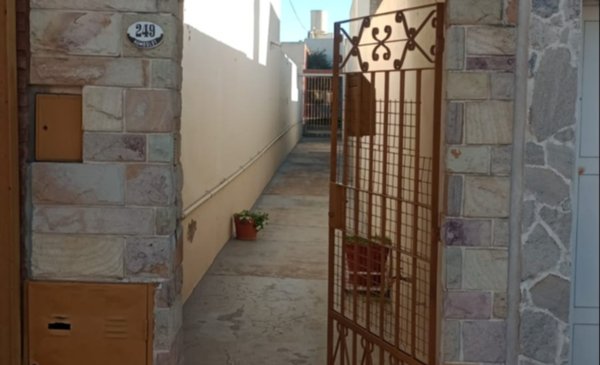 Ataron a un anciano en su casa de La Falda y le robaron una importante suma en dólares