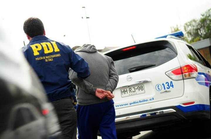 Detectives PDI Chillán detienen a dos sujetos por robo con intimidación en minimarket.