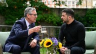 Keir Starmer recibe a Zelenski en Londres y otras imágenes del día
