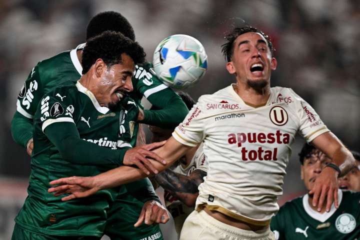 Con un pie y medio fuera de Libertadores: Universitario cayó 4