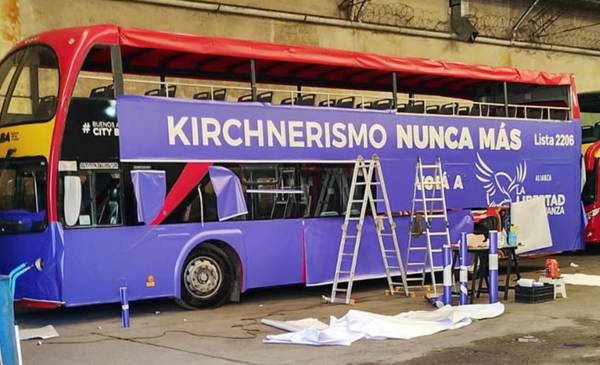 Tras el bochorno en Lomas, usarán un bus turístico de CABA como “Javomóvil” en PBA