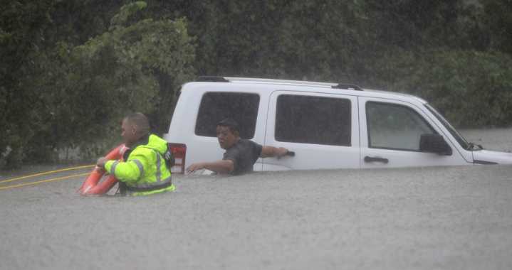 Muere niño tras ser arrastrado por las aguas de la inundación a un desagüe de Maryland