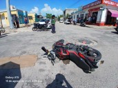 Imprudente conductor provoca choque contra un motociclista en la colonia Caribe de Chetumal