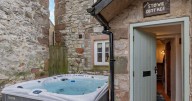 The Peak District cottage 'perfect for walking breaks' with a hot tub to unwind afterwards