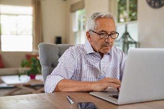 La inclusión digital de los adultos mayores: cómo conectarles con la tecnología
