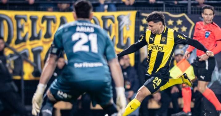 Brayan Cortés le gana a Gabriel Arias el duelo de arqueros chilenos en la sufrida victoria de Peñarol sobre Racing