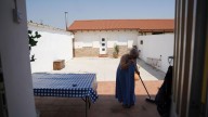 Los vecinos de los pueblos evacuados en León vuelven a casa: “Todos los alrededores son un desierto de cenizas”