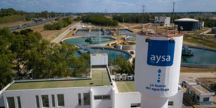 El Gobierno inició el proceso de privatización de AySA y fijó el plazo para concretar la venta del paquete accionario