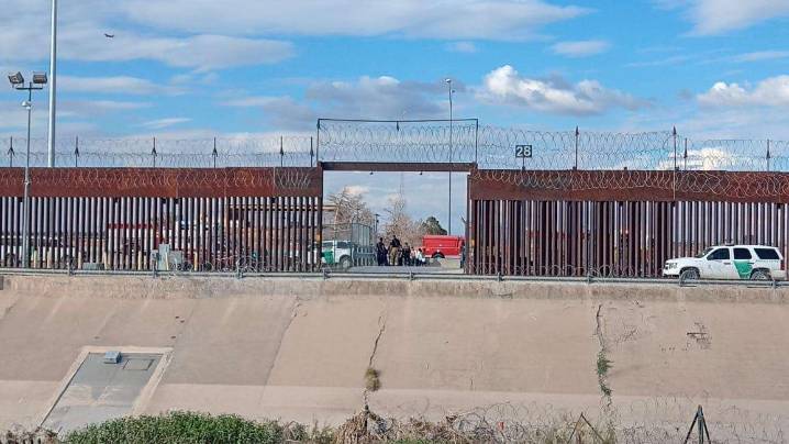 Rescatan a 5 migrantes en el canal Franklin