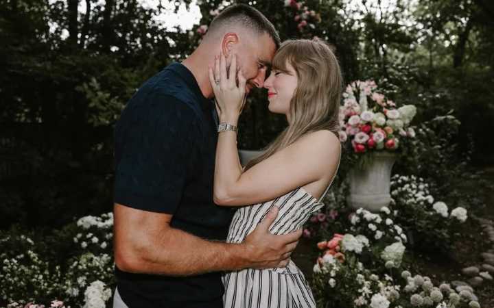 ¡Agotado! Vestido que usó Taylor Swift para anunciar su compromiso con Travis Kelce arrasa con las ventas
