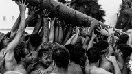 El esfuerzo con decenas de manos izando el Arbret de Sant Joan de Altea, fotografiado por Alfonso Rotunno, gana el concurso Fotoxop 2025