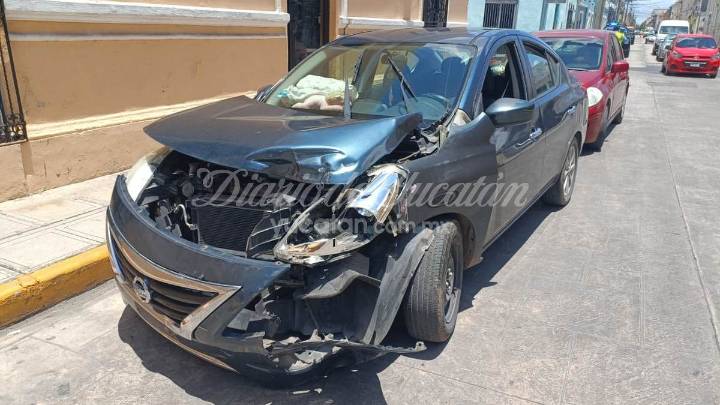 Fuerte accidente en calles del centro de Mérida deja cuatro personas con golpes
