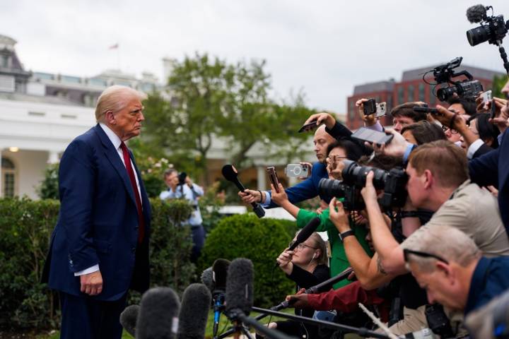 Trump critica a los senadores demócratas y los acusa de "extorsionadores"