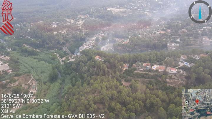Un incendio forestal en Xàtiva (Valencia) obliga a desalojar una residencia de ancianos