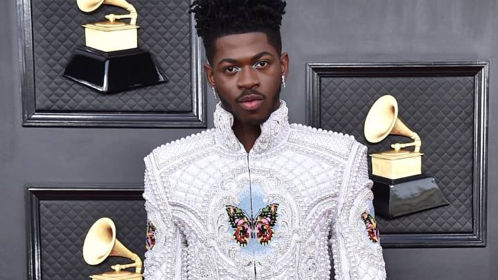 El rapero Lil Nas X fue acusado de agredir a la policía cuando fue detenido por caminar desnudo en la calle
