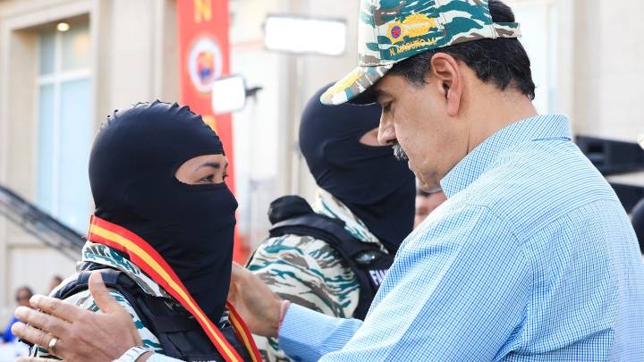 Con una maqueta de cartón: Coronel explica a Maduro cómo será la defensa de Venezuela cuando "el enemigo" llegue a La Guaira