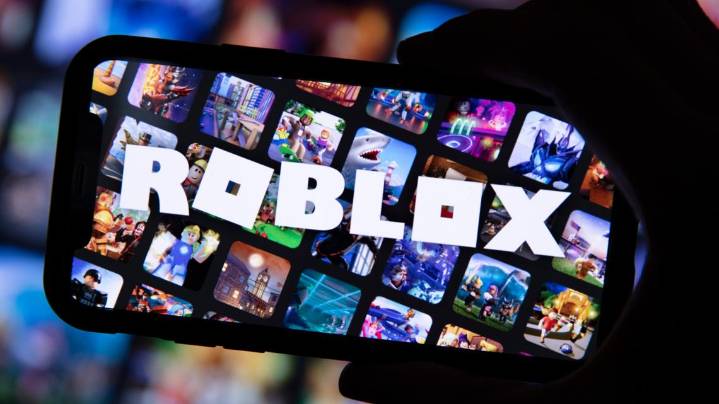 Metro Atlanta mom sues Roblox, claims predators used gaming platform to exploit 10
