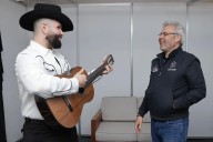 Con guitarra de Paracho recibe Bedolla a Carín León en el Morelos