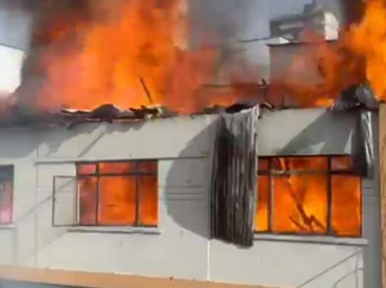 Alarma en el centro: incendio estructural arrasa librerías y autoridades investigan hurto en colegio