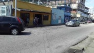 Nadie respeta la parada de Bucaramanga: carros estacionados y peligro de muerte