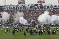 “Arengazo” no autorizado de hinchas de Colo Colo genera desmanes en cercanías del Estadio Monumental