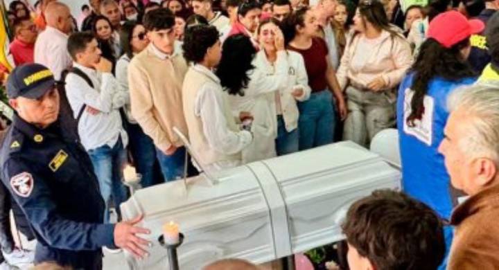 Cajicá despidió a Valeria Afanador con multitudinaria caravana El cuerpo de Valeria Afanador fue entregado a su familia el sábado 30 de agosto y trasladado a Chía.