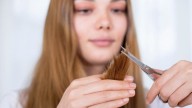 Cómo cortarse el pelo en casa para que se vea genial y sin errores