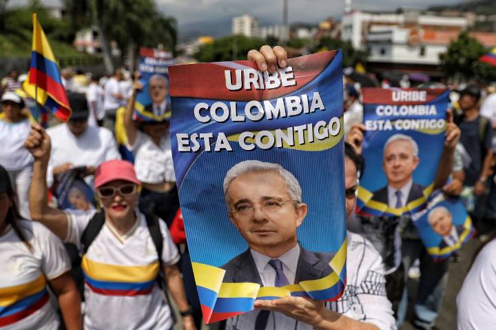 Partidarios de Álvaro Uribe marchan en varias ciudades de Colombia