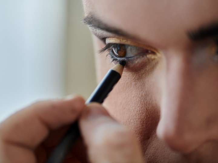 Advierten por efectos del maquillaje y extensiones de pestañas: "Embellecer la mirada no debe poner en riesgo a los ojos"