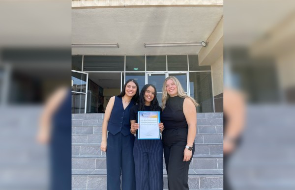 Alumnas de medicina participan en congreso internacional