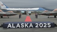 Trump aterriza en Alaska para un encuentro histórico con Putin