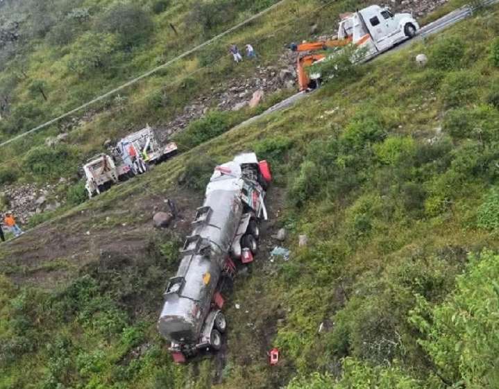Se desbarrancó pipa en Zimapán