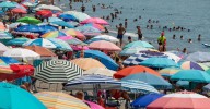 El turismo de la costa mantiene el pulso en sus días grandes de verano