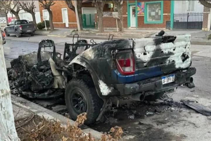 Video: incendiaron una camioneta que pertenece al futbolista Marcos Rojo