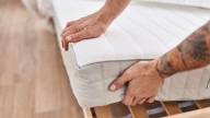 El secreto de los hoteles para limpiar los colchones de cada habitación