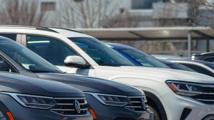 Mujer es acusada de dejar a cinco menores dentro de un auto expuesto a altas temperaturas
