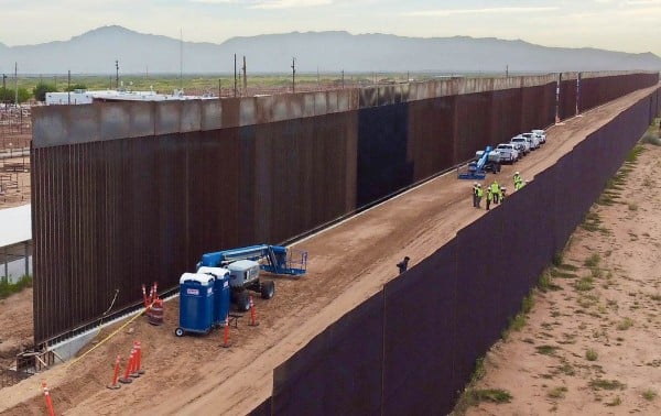 Amplían muro 400 m... y lo pintan de negro