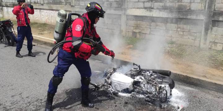 Motocicleta se incendió en plena av. Los Próceres de Maturín