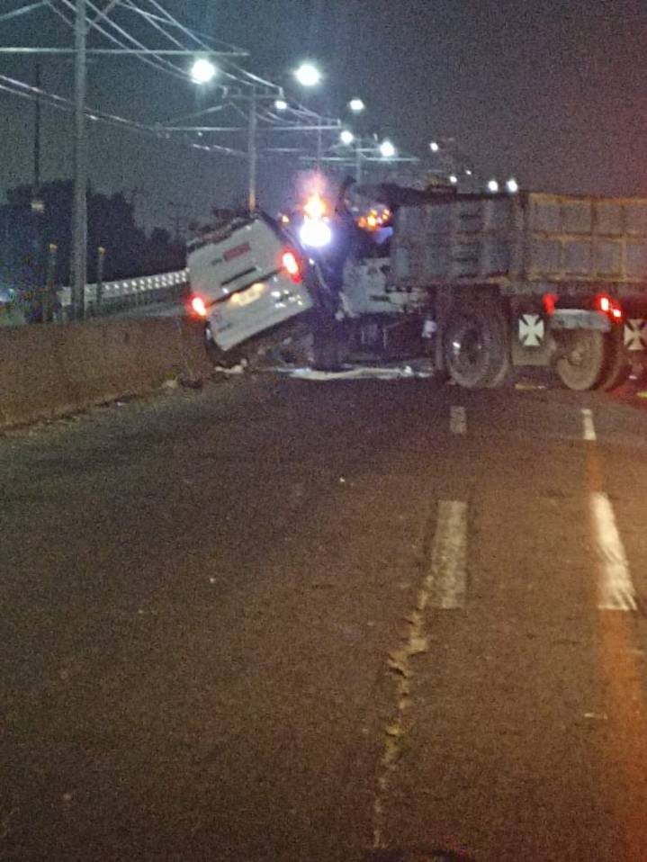 CAMIÓN DE VOLTEO CHOCÓ EN LA AUTOPISTA MÉXICO – PUEBLA Y MOTOCICLISTA TAMBIÉN