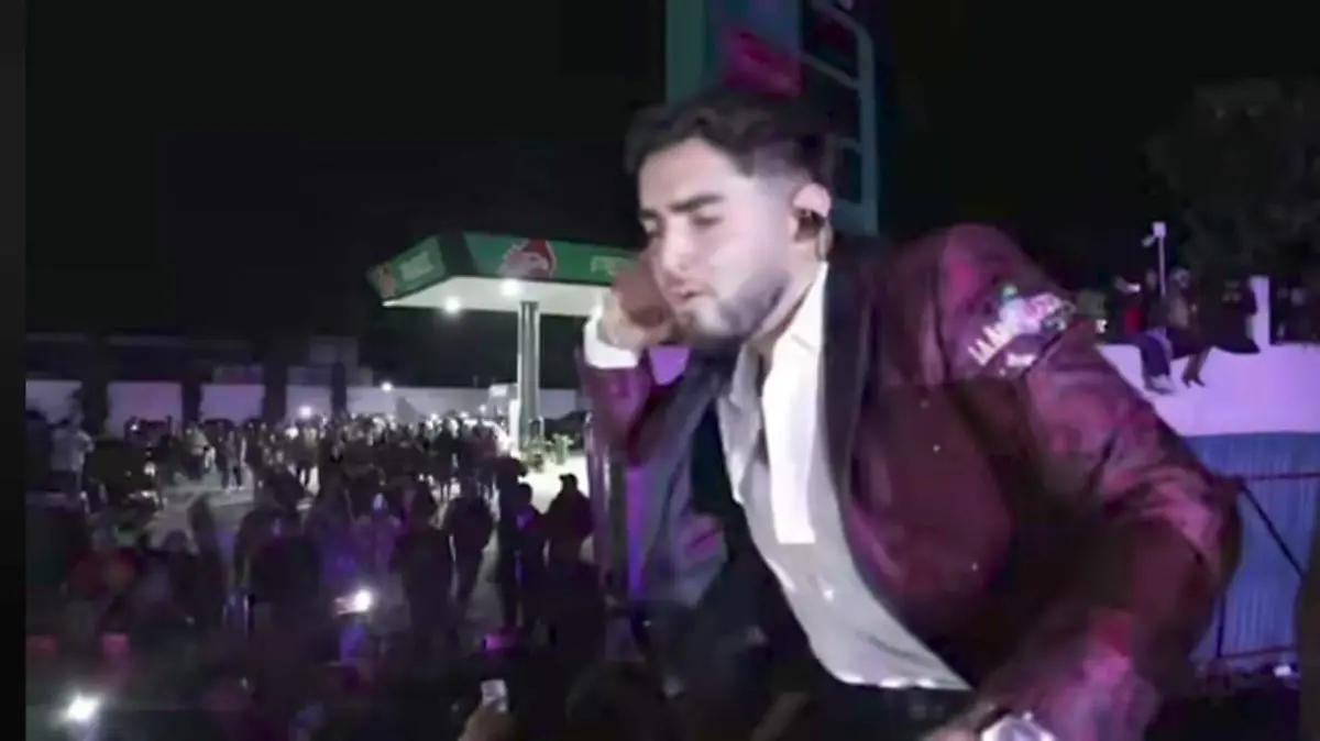 Vocalista de La Arrolladora canta a fans que no lograron entrar a su concierto, en Chiautempan
