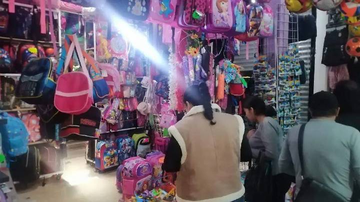 Regreso a clases en Hidalgo: Padres de familia en Tula buscan artículos escolares en plazas y tianguis
