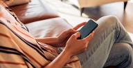 No puedes dejar el celular? Quizá sufres de doomscrolling; así te afecta