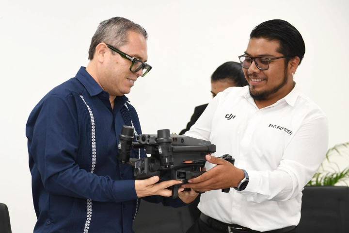DONA la empresa HELIBOSS drones a la UNACH