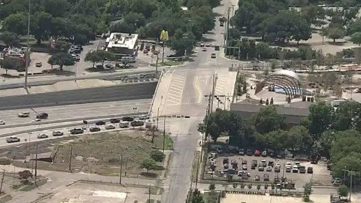 Dallas, Texas crash shuts down I-35E near Dallas Zoo