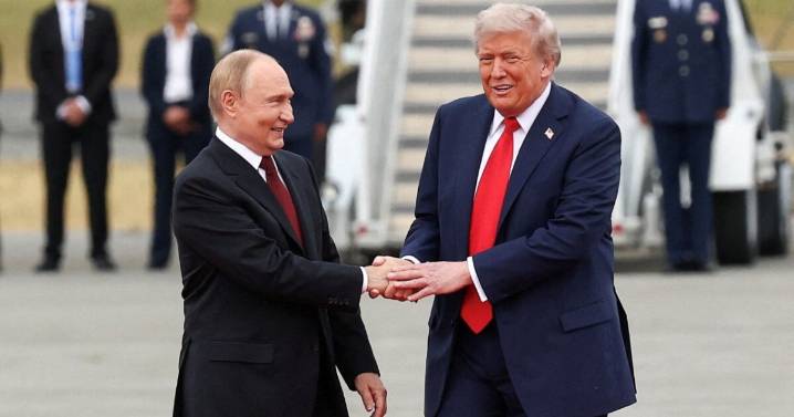 Así fue el inusual saludo entre Trump y Putin en Alaska: una reunión marcada por simbolismo
