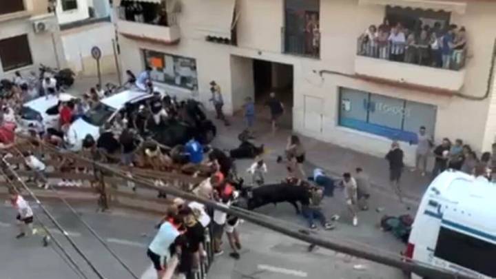 Tres personas heridas al ser atacadas por un novillo escapado en Alcalá del Júcar