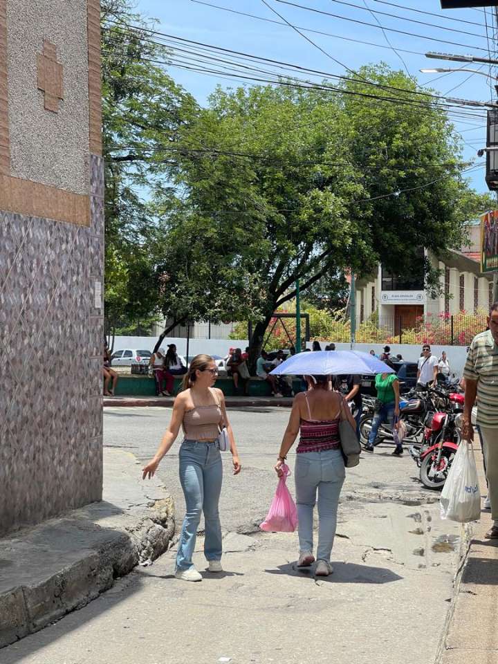 Recomiendan ropas claras e hidratación para evitar el golpe de calor