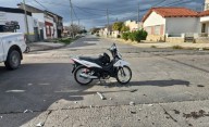 Una mujer fue hospitalizada tras un choque entre una moto y una camioneta