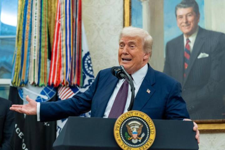Trump orders regulators to probe alleged bank discrimination